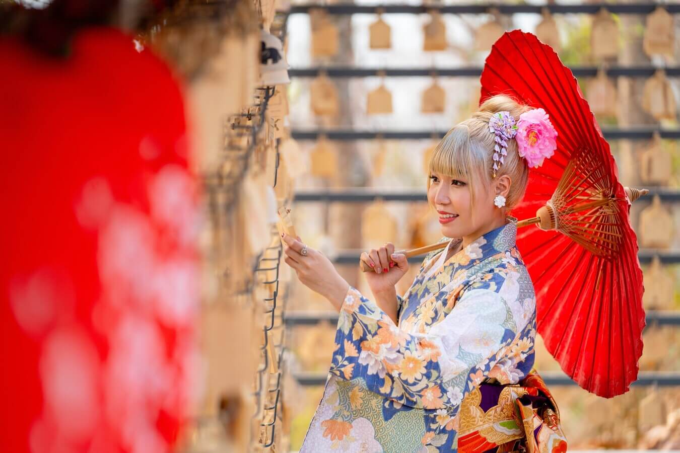 portrait-of-pretty-woman-wear-japanese-style-dress-EX3XQYV.jpg