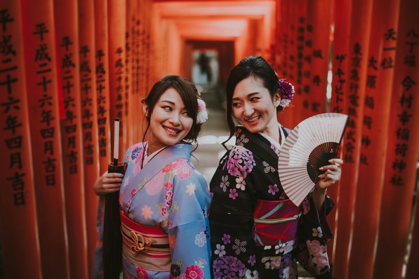 two-japanese-girls-wearing-kimonos-traditional-clo-57KMGBL.jpg